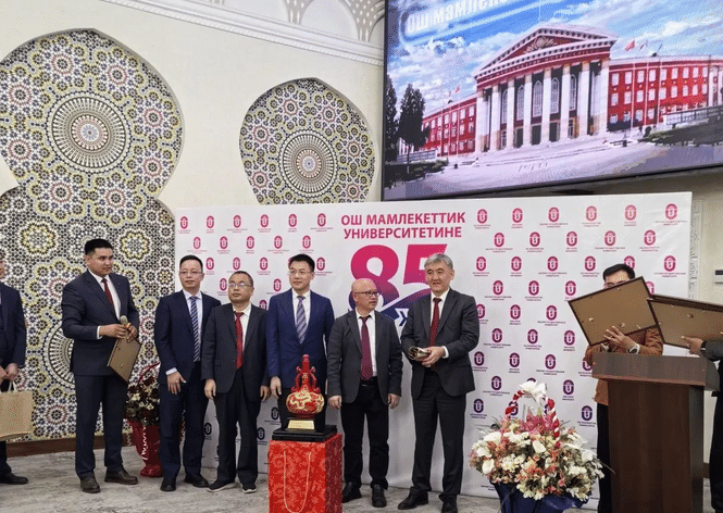 金名節(jié)能科技董事長程奎一行出席奧什國立大學(xué)85周年慶典，共話一帶一路